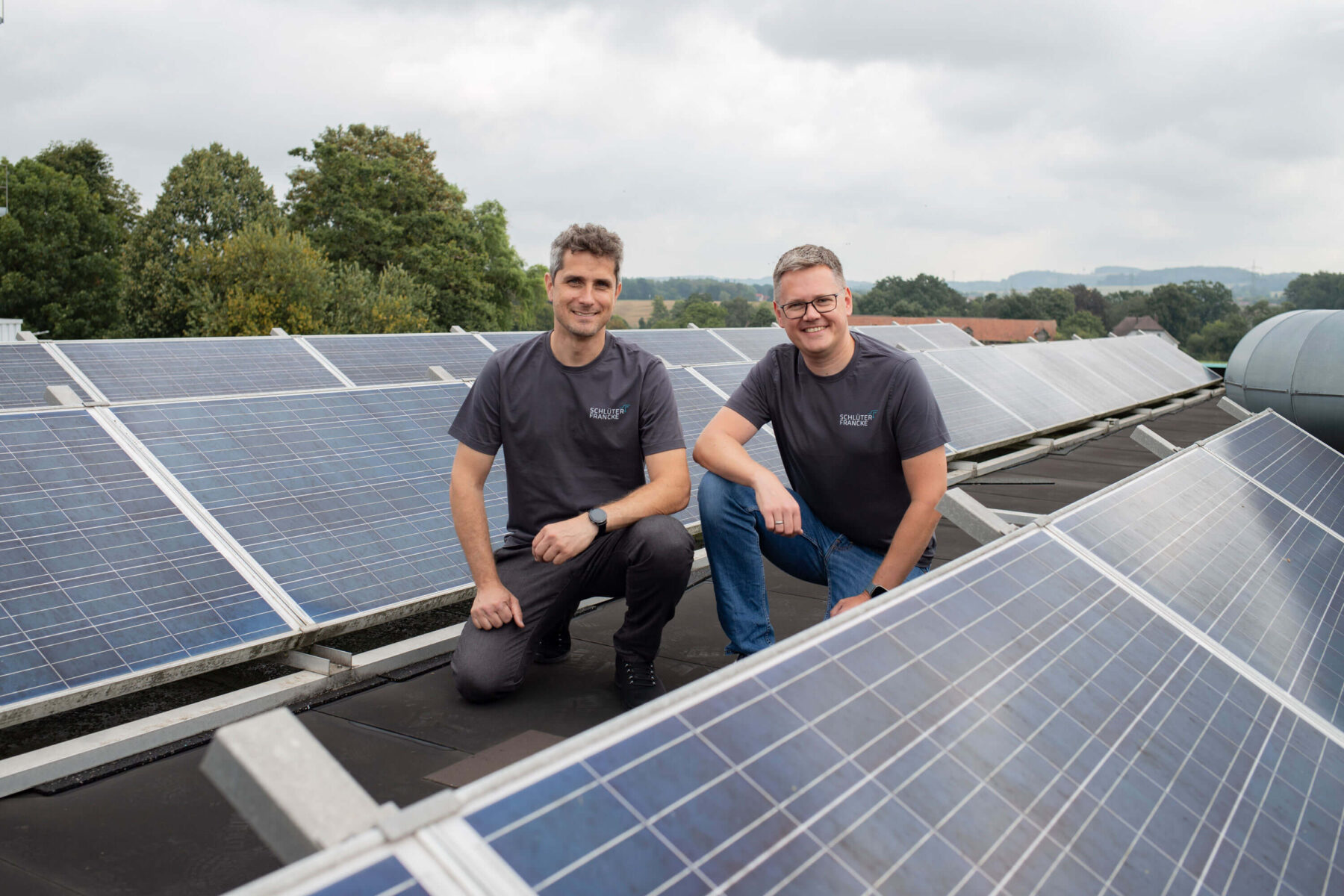 Stephan Schlüter & Stefan Francke auf dem Dach bei den Arbeiten an einer PV-Anlage