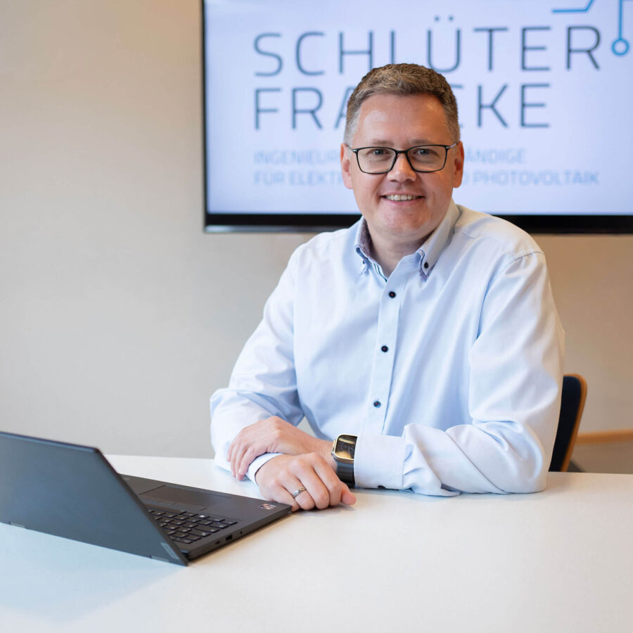Stephan Schlüter bei der Arbeit am PC